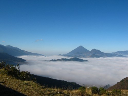 Encore quelques km... sous la brume le lac d'Atitlan