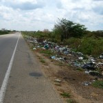 des dechets jalonnent la route par tonnes