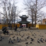 La "Notre-Dame" d'Oulan-baator, avec ses passants et ses pigeons bien nourris